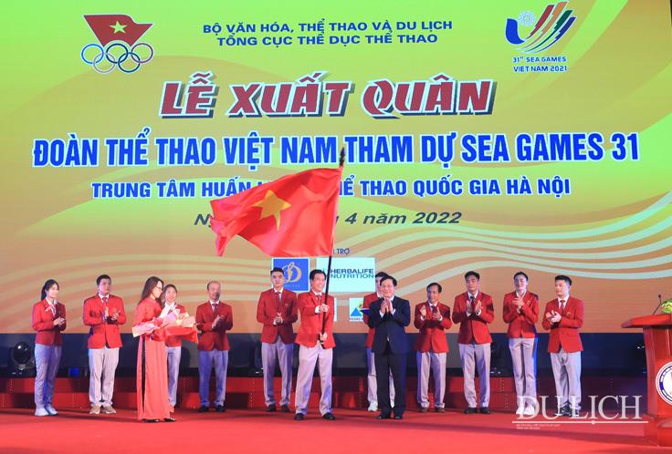  Phó Thủ tướng Thường trực Chính phủ Phạm Bình Minh thực hiện nghi thức trao cờ cho đoàn Thể thao Việt Nam